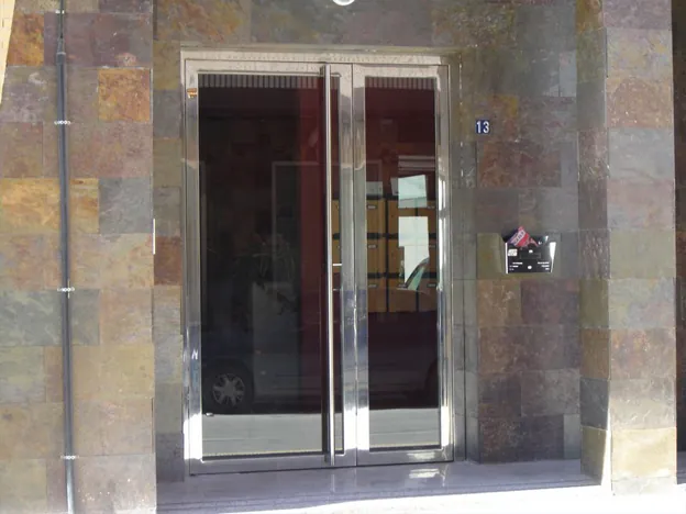 puertas acero inoxidable comunidades